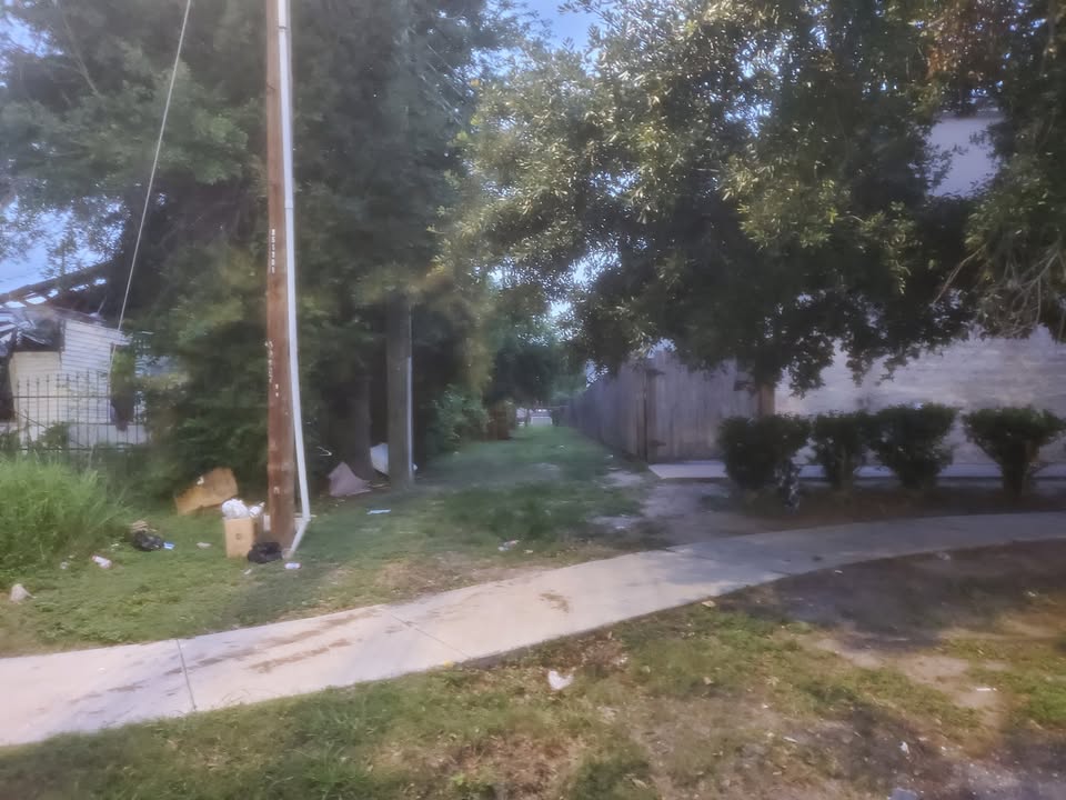 Public complaints got Precinct 2 Deputies in motion to an encampment problem and caught a bonus 🤡 with a warrant.